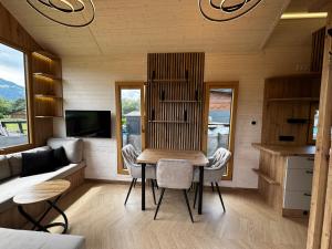 Μια τηλεόραση ή/και κέντρο ψυχαγωγίας στο Tiny House Ingo John 'Speedy'