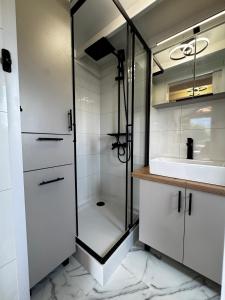 Ένα μπάνιο στο Tiny House Ingo John 'Speedy'