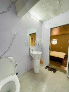 un bagno con un water e un lavandino di Hạt Dẻ homestay Đà Lạt a Da Lat Altre 50 foto