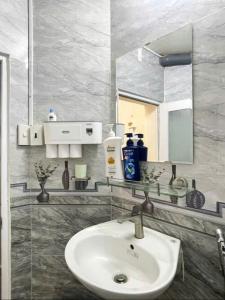 un bagno con lavandino e specchio di Hạt Dẻ homestay Đà Lạt a Da Lat