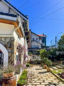 un passaggio in pietra di fronte a una casa di Hạt Dẻ homestay Đà Lạt a Da Lat