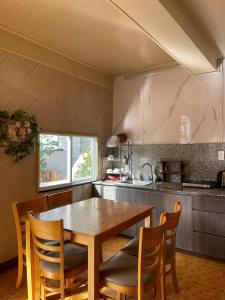 una cucina con tavolo e sedie in legno di Hạt Dẻ homestay Đà Lạt a Da Lat