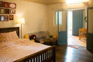 una camera da letto con un letto e un soggiorno di Hạt Dẻ homestay Đà Lạt a Da Lat