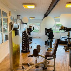 a room with a gym with a lot of exercise equipment at Apart Spa Linda Bay in Mar de las Pampas