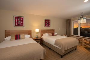 um quarto de hotel com duas camas e uma janela em Hotel Rosario Uyuni Collection em Uyuni