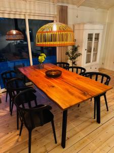 una mesa de madera con sillas y una lámpara en Charming Cottage Near Heatherhill With SPA - Rågeleje, en Rågeleje 10 fotos más