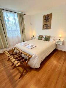 Amplio departamento renovado en el centro de la ciudad في إل كالافاتي: غرفة نوم بسرير كبير ونافذة كبيرة