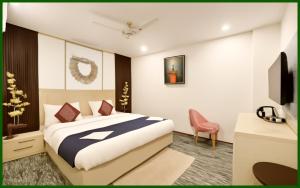 pokój hotelowy z łóżkiem i biurkiem w obiekcie HOTEL - P & D - PALACE Near Kashi Vishwanath Temple - Fully Air Conditioning With Free Wi-Fi Facilities - BEST HOTEL IN VARANASI w mieście Rāmnagar