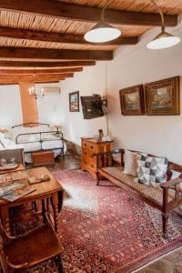 Cypress Cottage No 80 في غراف-رينيت: غرفة معيشة بها سرير وطاولة