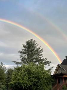 een regenboog in de lucht boven een huis bij Chetola: Robin 1 in Blowing Rock