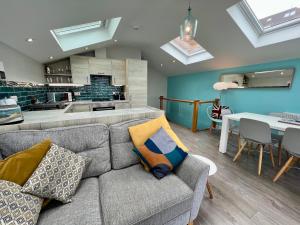 un soggiorno con divano e sala da pranzo di Seaside Escape in Westward Ho! 3-Bed Family Holiday Home with Sea Views a Westward Ho