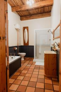 Cypress Cottage No 80 في غراف-رينيت: حمام مع حوض استحمام ومرحاض ومغسلة