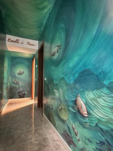 Coralli di Mare - 5 Terre JRE في لا سبيتسيا: غرفة بها لوحة للمحيط على الحائط