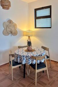 einen Esstisch mit Stühlen und einer Lampe in der Unterkunft Flora Apartment - near the sea in Šušanj