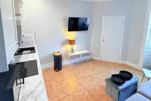 Et tv og/eller underholdning på Cosy Perth Apartment - City Comforts + 3 billeder