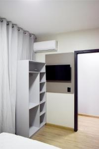 sala de estar con TV y pared en Hotel Giacomin, en Dois Lajeados