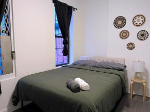 Una cama o camas en una habitación de The Belasco NYC 3 fotos más