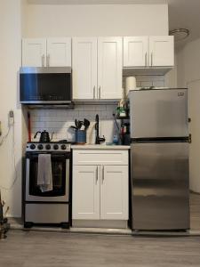 Una cocina o cocineta en The Belasco NYC