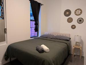 Una cama o camas en una habitación de The Belasco NYC