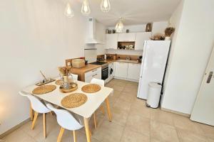 Nhà bếp/bếp nhỏ tại Bright apartment in Puget-sur-Argens