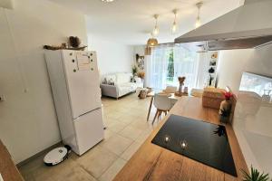Nhà bếp/bếp nhỏ tại Bright apartment in Puget-sur-Argens