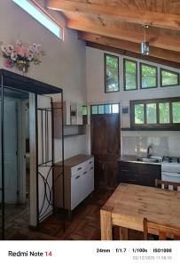 La Morada del Colibrí في إل تابو: مطبخ مع مغسلة وطاولة فيه