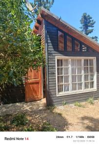 La Morada del Colibrí في إل تابو: منزل صغير فيه باب ونافذة