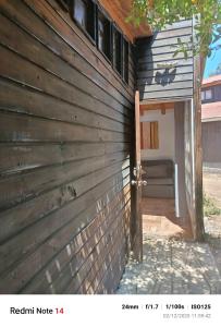 La Morada del Colibrí في إل تابو: مدخل لمنزل بجدار خشبي