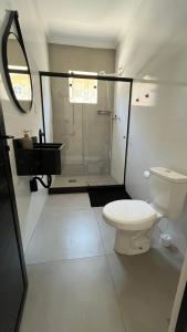 Et badeværelse på Casa Vila Muriqui + 3 billeder