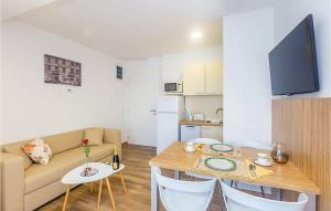 un soggiorno con un divano e un tavolo con sedie di 2 Bedroom Awesome Apartment In Punat a Punat