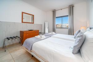 Ένα ή περισσότερα κρεβάτια σε δωμάτιο στο Central Apartment with Pools and Parking #1934