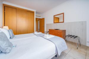 Ένα ή περισσότερα κρεβάτια σε δωμάτιο στο Central Apartment with Pools and Parking #1934