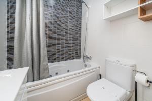 Ένα μπάνιο στο Central Apartment with Pools and Parking #1934 +27 φωτογραφίες