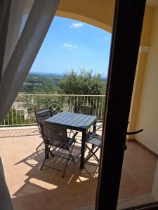 Is Molas Is Molas Domus Michela的阳台上的桌子和椅子，可以欣赏美景 更多1张照片