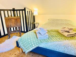 Ένα ή περισσότερα κρεβάτια σε δωμάτιο στο La Petite Maison Solognote, au pied du Château