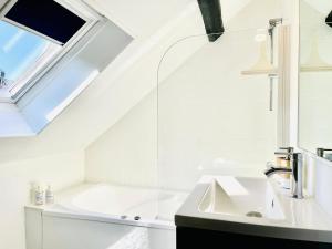 Phòng tắm tại La Petite Maison Solognote, au pied du Château +10 ảnh