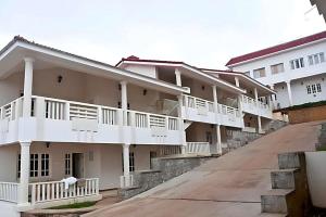 una hilera de edificios de apartamentos con balcones blancos en LMS Palve Sugavasam, en Ooty 40 fotos más
