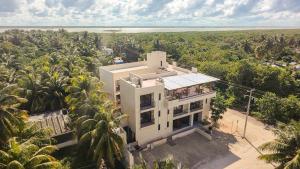 Una vista aérea de una casa blanca con palmeras. en Luumbal El Cuyo, en El Cuyo