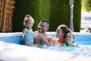 阿尔滕马克特蓬高Berg & Natur - Cozy house的一群人在游泳池里