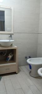 Un baño con lavabo, bañera e inodoro. en Apartamento Monte Grande Centro, en Monte Grande