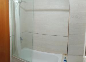 una ducha con puerta de cristal en un baño en Apartamento Monte Grande Centro, en Monte Grande