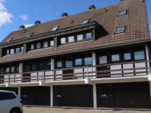 een groot gebouw met een bruin dak bij Ferienhaus Hochtal in Altenrond