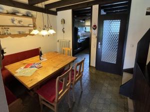 een eetkamer met een houten tafel en stoelen bij Ferienhaus Hochtal in Altenrond +2 foto's