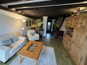 een woonkamer met een bank en een tafel bij Ferienhaus Hochtal in Altenrond