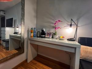 Zimmer mit einem Tisch mit einem Spiegel und einem Schreibtisch. in der Unterkunft Chambre CLAIRIERE in Maizières-lès-Metz