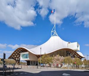 ein Gebäude mit einer Flagge darauf in der Unterkunft Chambre CLAIRIERE in Maizières-lès-Metz