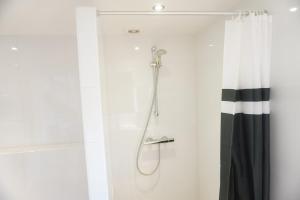 een douche met een douchegordijn in de badkamer bij Kustverhuur, Park Schoneveld, Zeester 27 in Breskens +13 foto's
