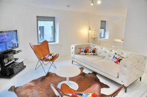 a living room with a couch and a table at L'atelier de Durbuy in Durbuy