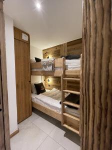 a room with two bunk beds in it at Appartement Haut de Gamme neuf - 6 personnes - App 103 in Saint-Sorlin-dʼArves