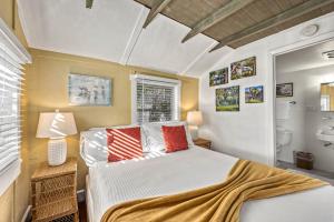 Ένα ή περισσότερα κρεβάτια σε δωμάτιο στο Gulf Front Escape with Private Deck, Sunporch & Beach Access +54 φωτογραφίες